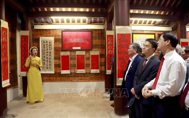 Eröffnung der kalligrafischen Ausstellung in Provinz Vinh Phuc - ảnh 1