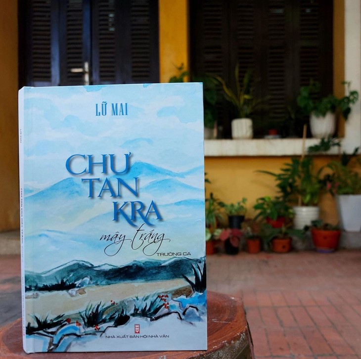 Präsentation der Sammlung epischer Gedichte „Chu Tan Kra und weiße Wolken“ - ảnh 1