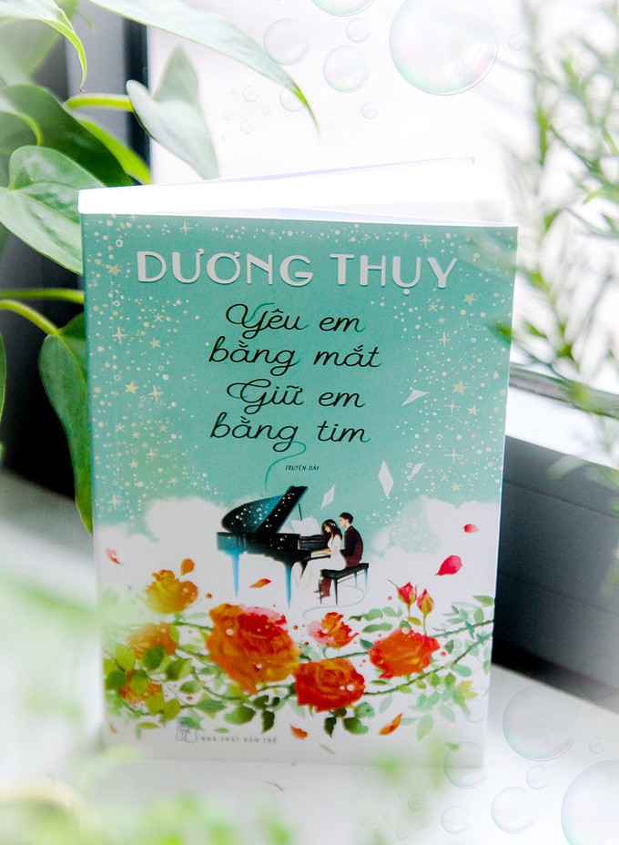 Schriftstellerin Duong Thuy stellt ihr Buch „Liebe mich mit deinen Augen, halte mich mit deinem Herzen” vor - ảnh 1