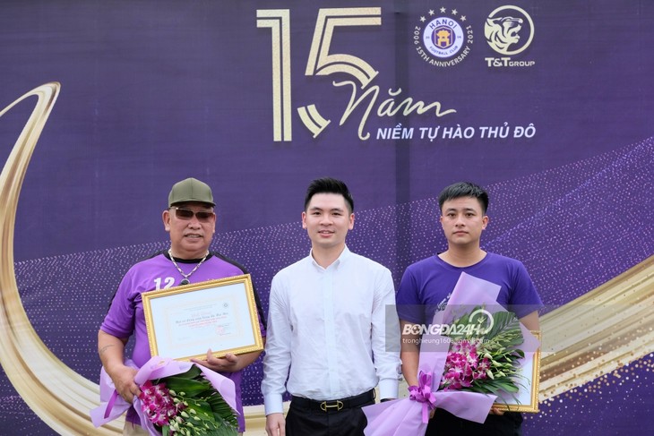 Fußballklub Hanoi FC feiert das 15. Gründungstag - ảnh 1
