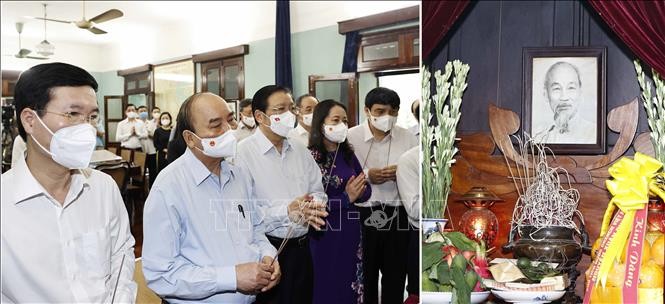 Staatspräsident Nguyen Xuan Phuc zündet Räucherstäbchen zum Gedenken an Präsident Ho Chi Minh an - ảnh 1