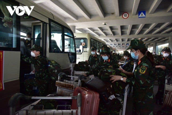 Beamte und Studenten der Militärmedizin setzen sich in Covid-19-Bekämpfung in Provinzen im Mekong-Delta ein - ảnh 1