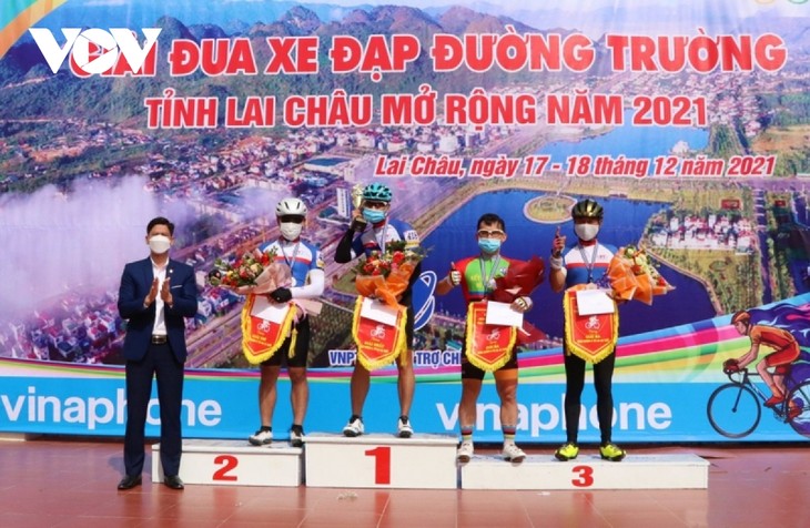 Mehr als 100 Sportler nehmen am erweiterten Radrennen Lai Chau 2021 teil  - ảnh 1