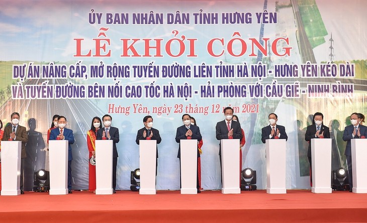 Premierminister Pham Minh Chinh nimmt am Spatenstich einiger strategischer Infrastrukturprojekte in Hung Yen teil - ảnh 1