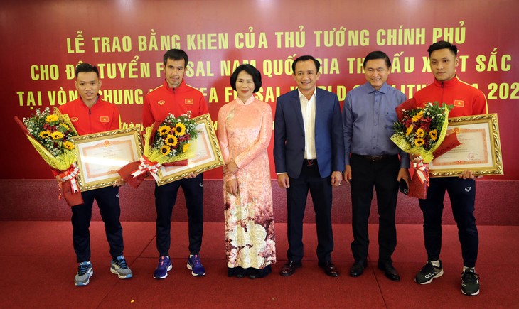Vietnamesische Futsal-Nationalmannschaft erhält Loburkunde des Premierministers - ảnh 1