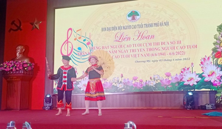 130 Senioren nehmen am Gesangsfestival für Senioren in Hanoi teil - ảnh 1