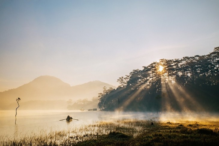 Traumhafte Schönheit des Tuyen Lam-Sees in Da Lat - ảnh 10