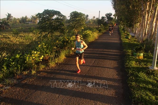 8.500 Läufer nehmen am internationalen Marathonlauf 2022 in Hau Giang - ảnh 1