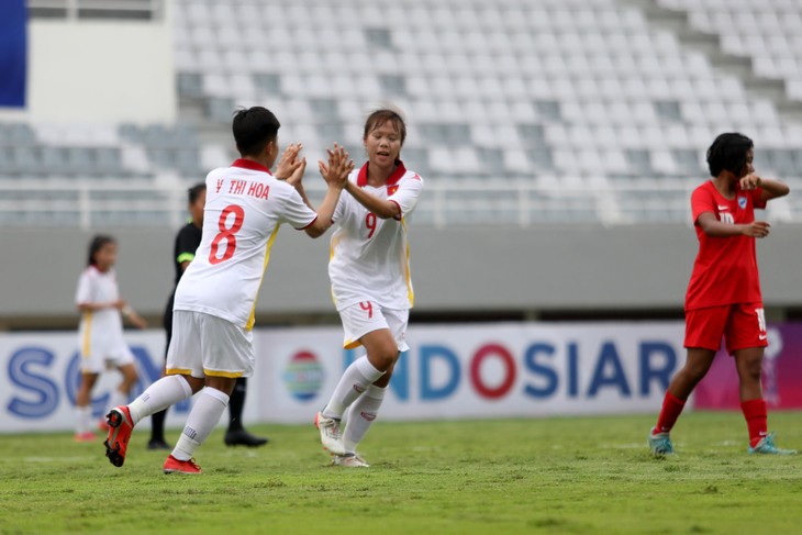 Vietnamesische U18-Fußballmannschaft der Frauen gewinnt die Auswahl aus Singapur - ảnh 1