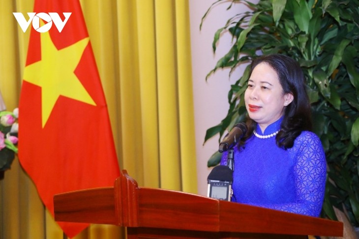 Vizestaatspräsidentin Vo Thi Anh Xuan emfängt Delegation der Menschen mit Verdiensten aus Binh Dinh - ảnh 1