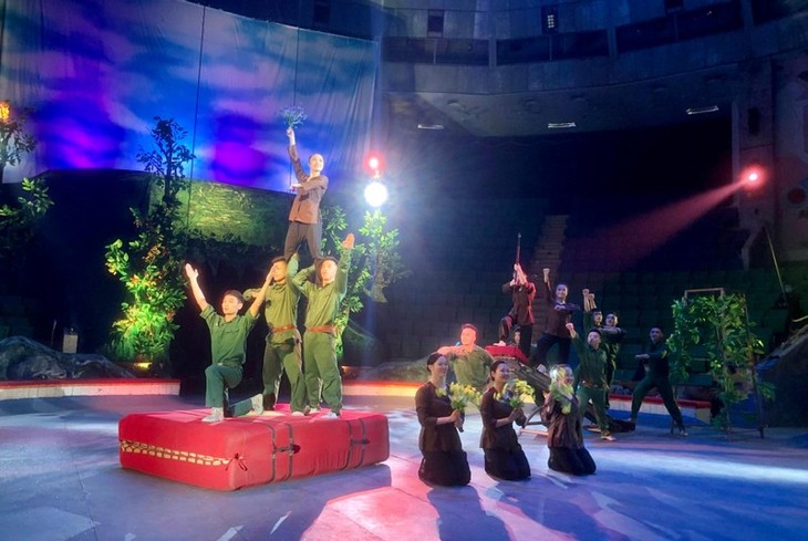 Zirkus-Show “Friedliches Luftraum” ehrt die Soldaten der Luftwaffe - ảnh 1