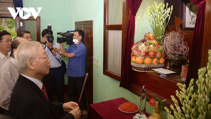 KPV-Generalsekretär Nguyen Phu Trong zündet Räucherstäbchen zum Gedenken an Präsident Ho Chi Minh an - ảnh 1