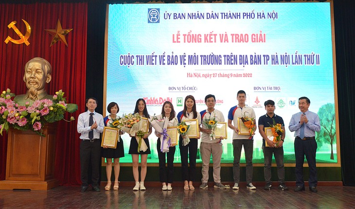 Auszeichnung für 16 Werke des Schreibwettbewerbs über Umweltschutz der Stadt Hanoi - ảnh 1