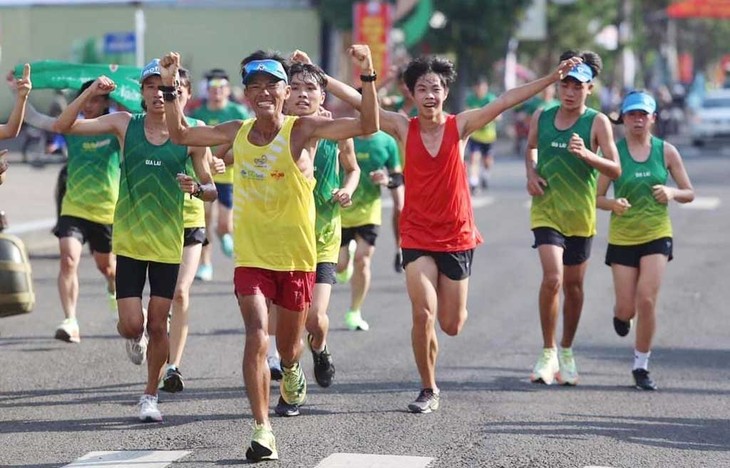 Marathonlauf „Gelände der Lotusblumen in Dong Thap 2022”  - ảnh 1