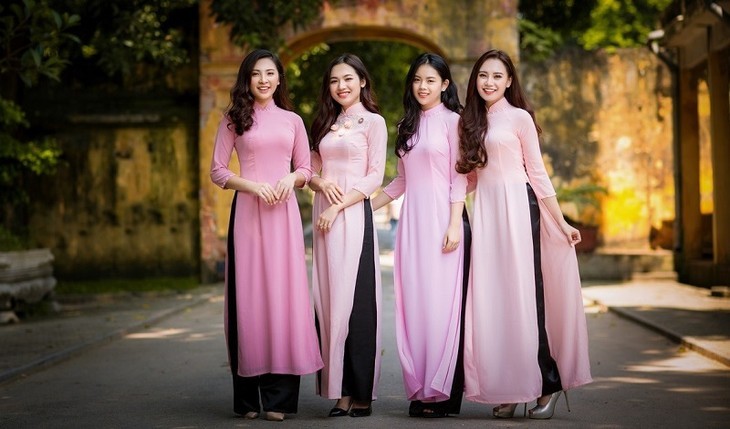 Schönheit der vietnamesischen Frauen in traditioneller Tracht Ao dai   - ảnh 10