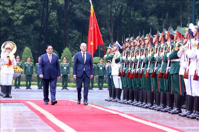Deutscher Bundeskanzler beginnt den Besuch in Vietnam - ảnh 1