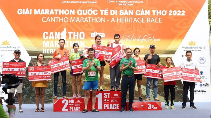 Etwa 6000 Läufer beteiligen sich am internationalen Marathon in Can Tho 2022 - ảnh 1