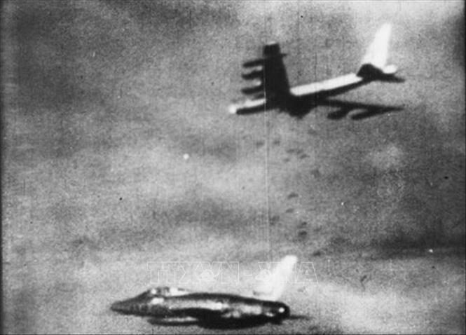 50 Jahren des Sieges „Dien Bien Phu in der Luft“: US-Gelehrte bezeichnet die Linebacker II-Operation als Fehler - ảnh 1