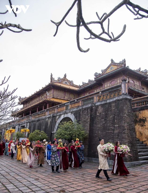Umzug von Opfergaben „Huong Xuan” in den königlichen Hof von Hue - ảnh 7