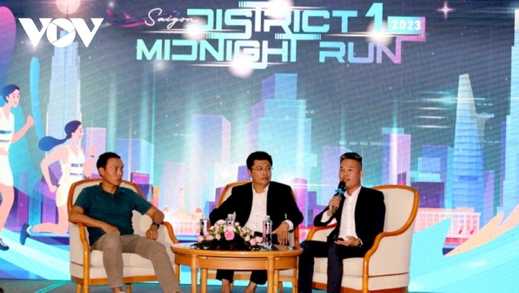 Erster Marathonlauf District 1 Midnight Run 2023 in Ho Chi Minh Stadt - ảnh 1
