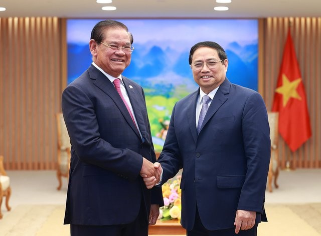 Premierminister Pham Minh Chinh empfängt Vizepremierminister Kambodschas Sar Kheng - ảnh 1