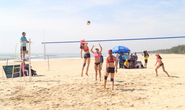 Erweitertes Beach-Volleyball-Turnier in Quang Ngai eröffnet - ảnh 1