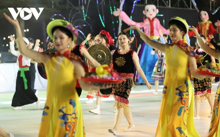 Karneval Ha Long 2023 mit bunten Kulturfarben - ảnh 1