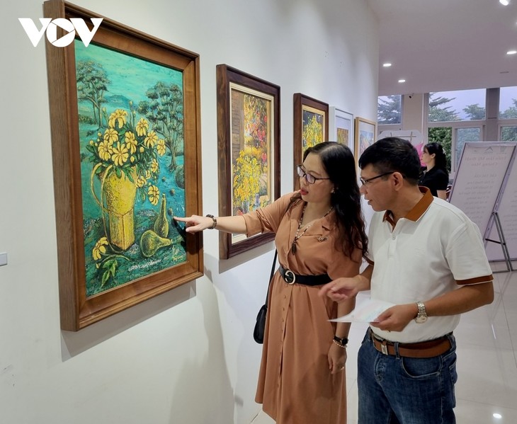 Ausstellung für bildende Kunst „Gongs Farben” in Buon Ma Thuot - ảnh 1