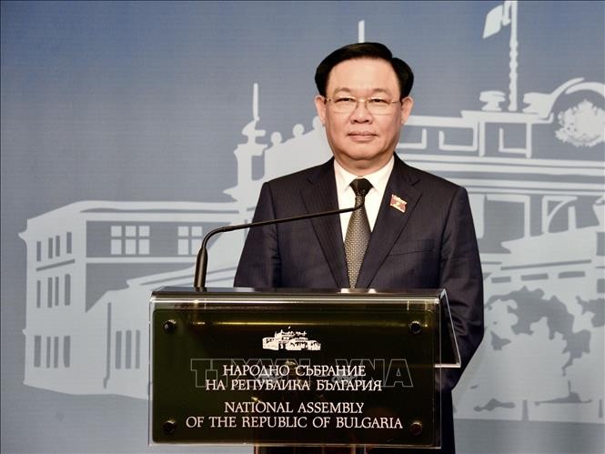 Parlamentspräsident Vuong Dinh Hue empfängt Vertreter einiger Verbände und Unternehmen Bulgariens - ảnh 1
