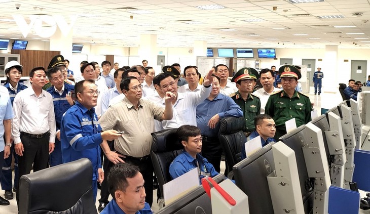 Premierminister überprüft Hauptprojekte der Wirtschaftszone Nghi Son der Provinz Thanh Hoa - ảnh 1