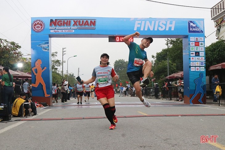 Ha Tinh: Fast 1.400 Sportler nehmen am Nghi Xuan-Halbmarathon teil - ảnh 1