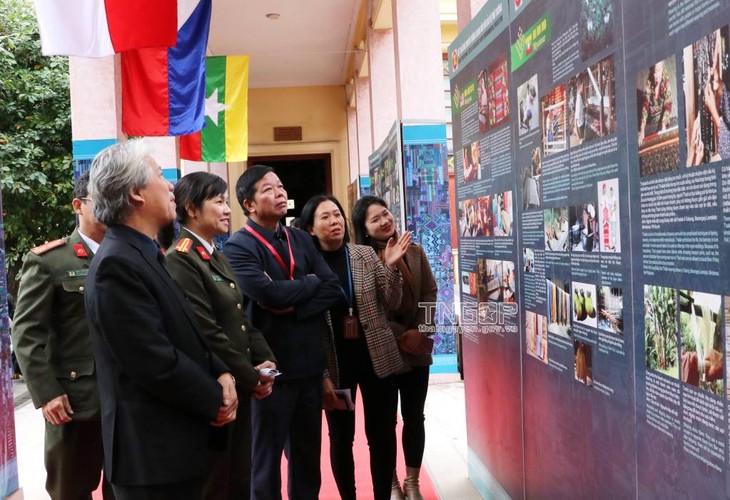 Ausstellung der Handwerksprodukte der ASEAN in Verbindung mit Umweltschutz - ảnh 1