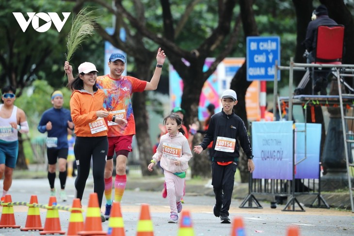 1.500 Menschen nehmen am Laufwettbewerb auf der Halbinsel Son Tra teil - ảnh 1
