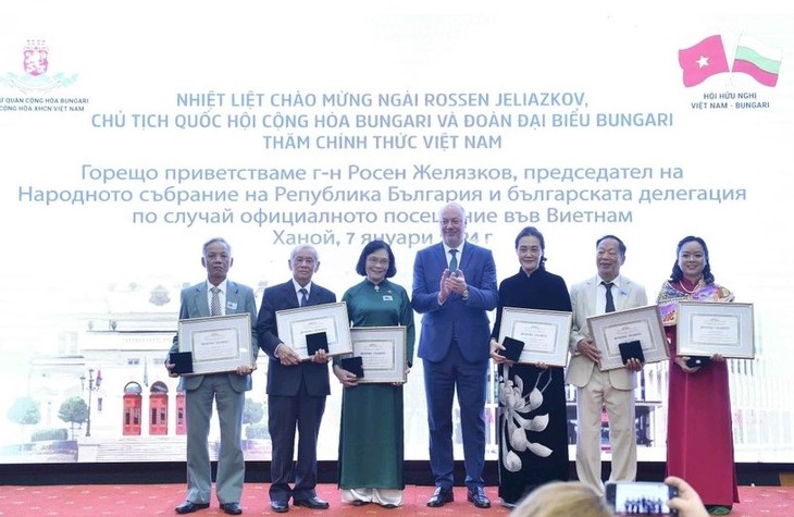 Bulgariens Parlamentspräsident trifft vietnamesische Alumni und besucht Provinz Quang Ninh - ảnh 1