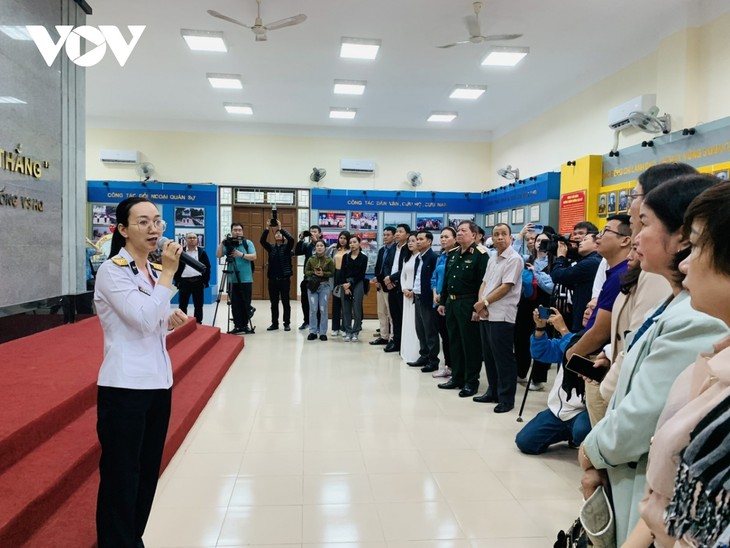 Arbeitsgruppe der vietnamesischen Marine besucht Offiziere und Soldaten der Inselkreise Con Co und Ly Son - ảnh 1