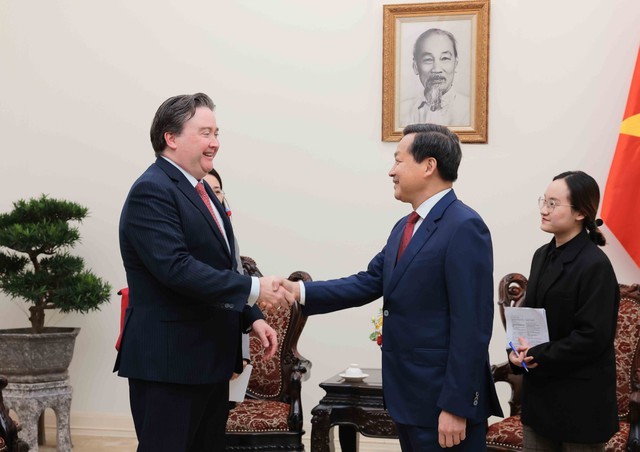 Vizepremierminister Le Minh Khai empfängt US-Botschafter Marc E. Knapper - ảnh 1