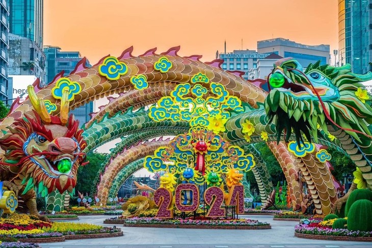 Blumen- und Buchstraßen in Ho Chi Minh Stadt zum Neujahrsfest eröffnet - ảnh 1