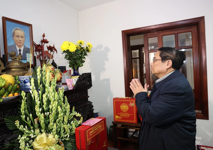 Der Premierminister zündet Räucherstäbchen zum Andenken an ehemaligen Premierminister Pham Van Dong an - ảnh 1
