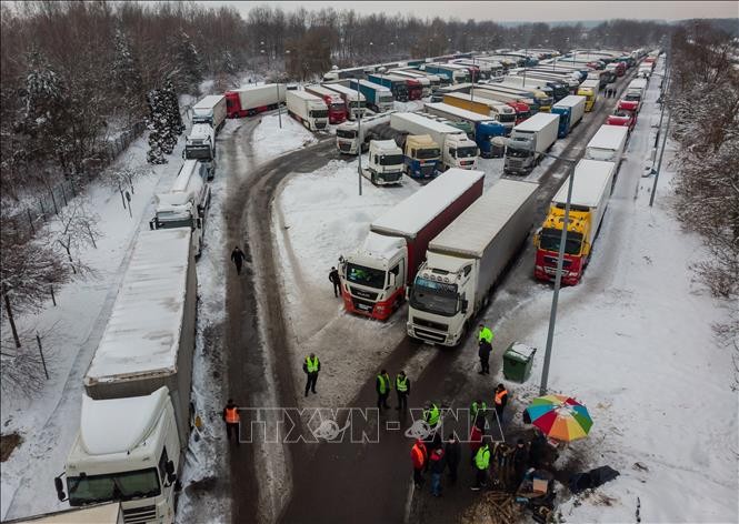 Polnische Bauern blockieren Güterzug an ukrainischer Grenze - ảnh 1