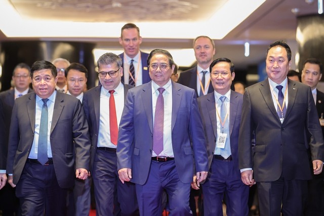 Der Premierminister trifft FDI-Unternehmen und nimmt am Vietnam Business Forum teil - ảnh 1