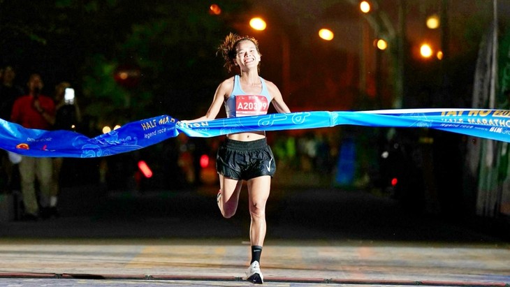 Hong Le ist Siegerin des Halbmarathons Tay Ho 2024 - ảnh 1