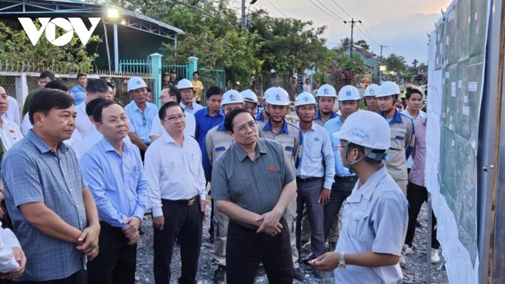 Der Premierminister überprüft Projekte der Verkehrsinfrastruktur und Bekämpfung des Klimawandels in Can Tho - ảnh 1