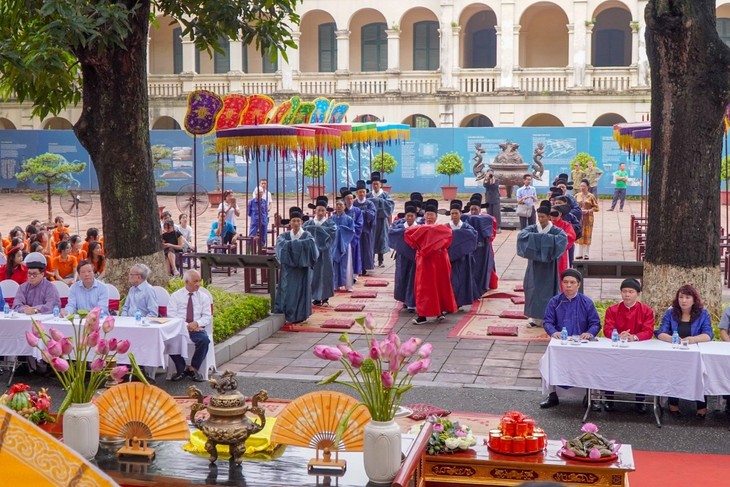 Königliche Kultur beim Doan-Ngo-Fest in Thang Long-Zitadelle wiederbelebt  - ảnh 1