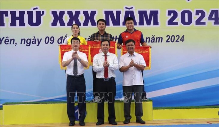 Hanoi belegt den ersten Platz bei der nationalen Karate-Meisterschaft der Junioren 2024 - ảnh 1