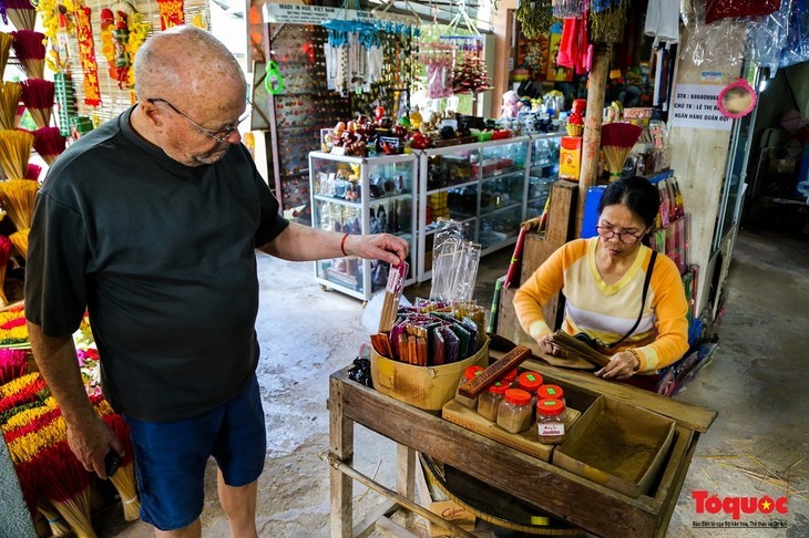 Das Dorf zur Herstellung von Räucherstäbchen Thuy Xuan – ein beliebtes Besuchsziel in Hue - ảnh 10