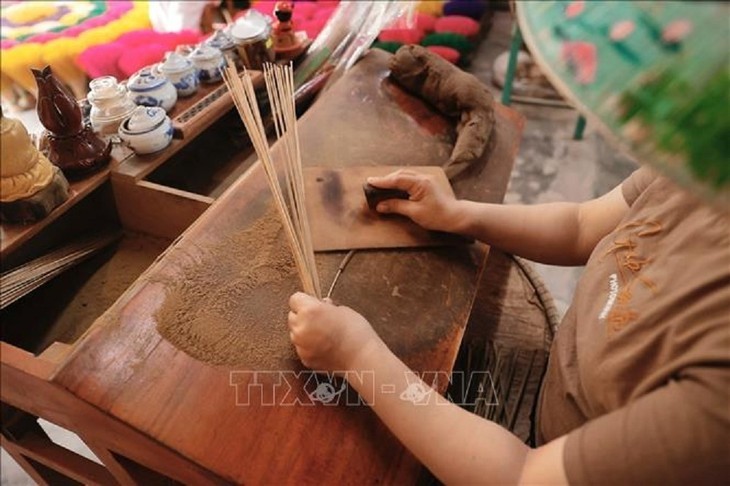 Das Dorf zur Herstellung von Räucherstäbchen Thuy Xuan – ein beliebtes Besuchsziel in Hue - ảnh 11