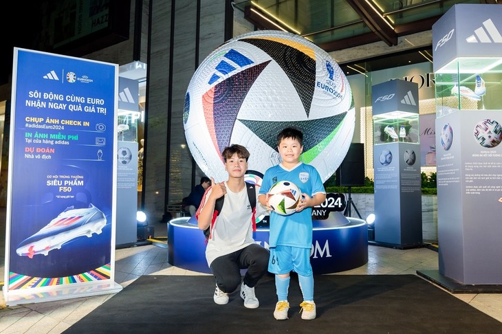 Hanoi begrüßt den riesigen Adidas EURO 2024 Ball „Fußballliebe“ - ảnh 1