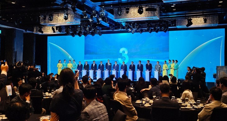 Premierminister zu Gast beim 30. Jahrestag zur Eröffnung der Direktfluglinie Vietnam Airlines nach Südkorea - ảnh 1