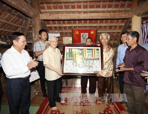 Party chief makes fact-finding tour of Hoa Binh province - ảnh 1