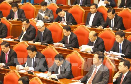 Party Central Committee discusses raising political system’s efficiency - ảnh 1